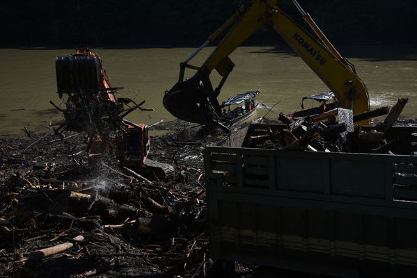 Recolección de material flotante en Hidroituango
Recolección de material flotante en Hidroituango
Fecha: Junio 27 2018.
Para descargar esta fotografía en alta resolución, haga clic sobre la imagen hasta que la misma se despliegue en la pantalla completa; luego dé clic derecho y elija la opción "guardar imagen como". 
En caso de publicación por cualquier medio, solicitamos acompañarla del crédito: "Foto EPM"
Palabras clave: Recolección de material flotante en Hidroituango