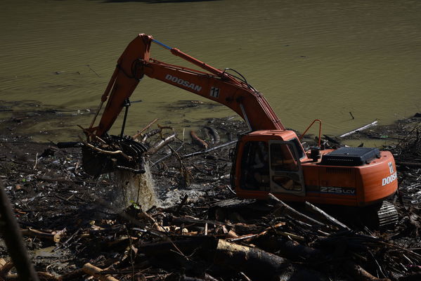 Recolección de material flotante en Hidroituango
Recolección de material flotante en Hidroituango
Fecha: Junio 27 2018.
Para descargar esta fotografía en alta resolución, haga clic sobre la imagen hasta que la misma se despliegue en la pantalla completa; luego dé clic derecho y elija la opción "guardar imagen como". 
En caso de publicación por cualquier medio, solicitamos acompañarla del crédito: "Foto EPM"
Palabras clave: Recolección de material flotante en Hidroituango