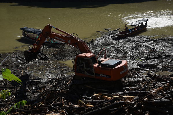 Recolección de material flotante en Hidroituango
Recolección de material flotante en Hidroituango
Fecha: Junio 27 2018.
Para descargar esta fotografía en alta resolución, haga clic sobre la imagen hasta que la misma se despliegue en la pantalla completa; luego dé clic derecho y elija la opción "guardar imagen como". 
En caso de publicación por cualquier medio, solicitamos acompañarla del crédito: "Foto EPM"
Palabras clave: Recolección de material flotante en Hidroituango