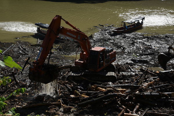 Recolección de material flotante en Hidroituango
Recolección de material flotante en Hidroituango
Fecha: Junio 27 2018.
Para descargar esta fotografía en alta resolución, haga clic sobre la imagen hasta que la misma se despliegue en la pantalla completa; luego dé clic derecho y elija la opción "guardar imagen como". 
En caso de publicación por cualquier medio, solicitamos acompañarla del crédito: "Foto EPM"
Palabras clave: Recolección de material flotante en Hidroituango