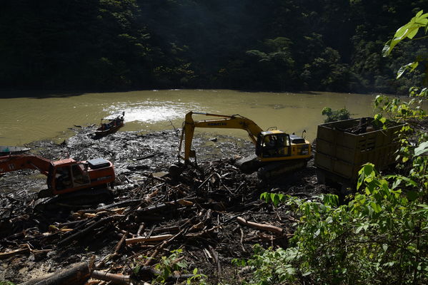 Recolección de material flotante en Hidroituango
Recolección de material flotante en Hidroituango
Fecha: Junio 27 2018.
Para descargar esta fotografía en alta resolución, haga clic sobre la imagen hasta que la misma se despliegue en la pantalla completa; luego dé clic derecho y elija la opción "guardar imagen como". 
En caso de publicación por cualquier medio, solicitamos acompañarla del crédito: "Foto EPM"
Palabras clave: Recolección de material flotante en Hidroituango