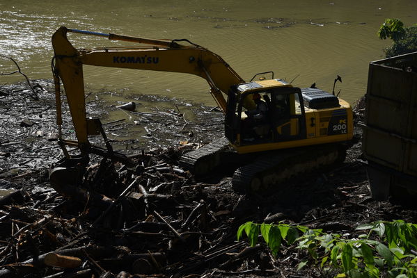 Recolección de material flotante en Hidroituango
Recolección de material flotante en Hidroituango
Fecha: Junio 27 2018.
Para descargar esta fotografía en alta resolución, haga clic sobre la imagen hasta que la misma se despliegue en la pantalla completa; luego dé clic derecho y elija la opción "guardar imagen como". 
En caso de publicación por cualquier medio, solicitamos acompañarla del crédito: "Foto EPM"
Palabras clave: Recolección de material flotante en Hidroituango