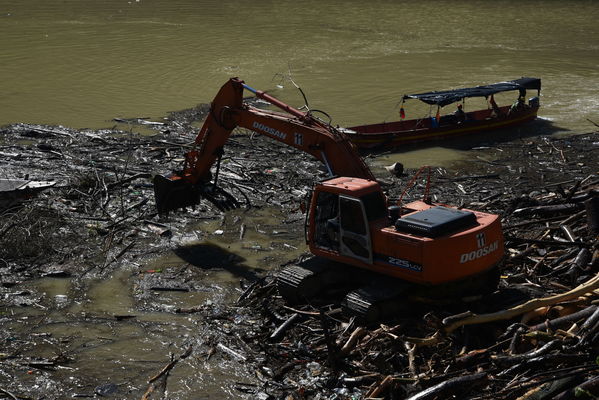 Recolección de material flotante en Hidroituango
Recolección de material flotante en Hidroituango
Fecha: Junio 27 2018.
Para descargar esta fotografía en alta resolución, haga clic sobre la imagen hasta que la misma se despliegue en la pantalla completa; luego dé clic derecho y elija la opción "guardar imagen como". 
En caso de publicación por cualquier medio, solicitamos acompañarla del crédito: "Foto EPM"
Palabras clave: Recolección de material flotante en Hidroituango