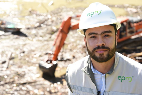 Recolección de material flotante en Hidroituango
Recolección de material flotante en Hidroituango
Fecha: Junio 27 2018.
Para descargar esta fotografía en alta resolución, haga clic sobre la imagen hasta que la misma se despliegue en la pantalla completa; luego dé clic derecho y elija la opción "guardar imagen como". 
En caso de publicación por cualquier medio, solicitamos acompañarla del crédito: "Foto EPM"
Palabras clave: Recolección de material flotante en Hidroituango