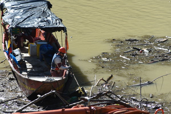 Recolección de material flotante en Hidroituango
Recolección de material flotante en Hidroituango
Fecha: Junio 27 2018.
Para descargar esta fotografía en alta resolución, haga clic sobre la imagen hasta que la misma se despliegue en la pantalla completa; luego dé clic derecho y elija la opción "guardar imagen como". 
En caso de publicación por cualquier medio, solicitamos acompañarla del crédito: "Foto EPM"
Palabras clave: Recolección de material flotante en Hidroituango