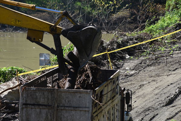 Recolección de material flotante en Hidroituango
Recolección de material flotante en Hidroituango
Fecha: Junio 27 2018.
Para descargar esta fotografía en alta resolución, haga clic sobre la imagen hasta que la misma se despliegue en la pantalla completa; luego dé clic derecho y elija la opción "guardar imagen como". 
En caso de publicación por cualquier medio, solicitamos acompañarla del crédito: "Foto EPM"
Palabras clave: Recolección de material flotante en Hidroituango