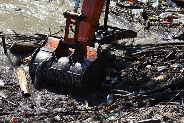 Recolección de material flotante en Hidroituango
Recolección de material flotante en Hidroituango
Fecha: Junio 27 2018.
Para descargar esta fotografía en alta resolución, haga clic sobre la imagen hasta que la misma se despliegue en la pantalla completa; luego dé clic derecho y elija la opción "guardar imagen como". 
En caso de publicación por cualquier medio, solicitamos acompañarla del crédito: "Foto EPM"
Palabras clave: Recolección de material flotante en Hidroituango