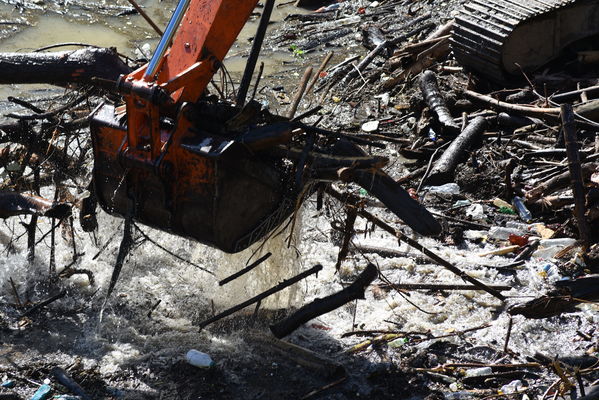 Recolección de material flotante en Hidroituango
Recolección de material flotante en Hidroituango
Fecha: Junio 27 2018.
Para descargar esta fotografía en alta resolución, haga clic sobre la imagen hasta que la misma se despliegue en la pantalla completa; luego dé clic derecho y elija la opción "guardar imagen como". 
En caso de publicación por cualquier medio, solicitamos acompañarla del crédito: "Foto EPM"
Palabras clave: Recolección de material flotante en Hidroituango