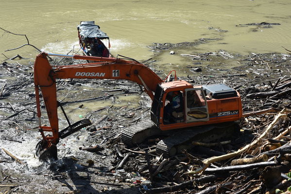 Recolección de material flotante en Hidroituango
Recolección de material flotante en Hidroituango
Fecha: Junio 27 2018.
Para descargar esta fotografía en alta resolución, haga clic sobre la imagen hasta que la misma se despliegue en la pantalla completa; luego dé clic derecho y elija la opción "guardar imagen como". 
En caso de publicación por cualquier medio, solicitamos acompañarla del crédito: "Foto EPM"
Palabras clave: Recolección de material flotante en Hidroituango