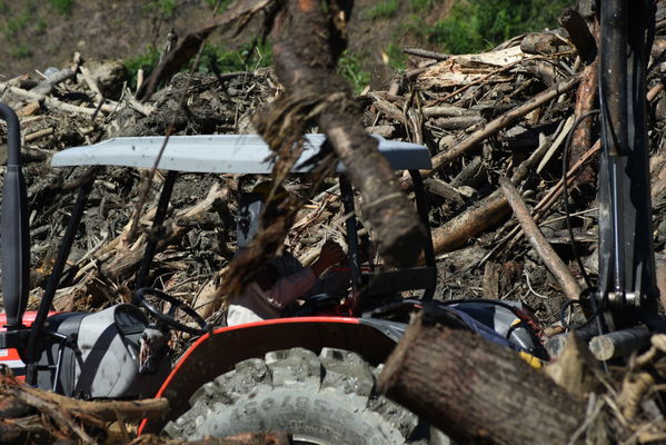 Recolección de material flotante en Hidroituango
Recolección de material flotante en Hidroituango
Fecha: Junio 27 2018.
Para descargar esta fotografía en alta resolución, haga clic sobre la imagen hasta que la misma se despliegue en la pantalla completa; luego dé clic derecho y elija la opción "guardar imagen como". 
En caso de publicación por cualquier medio, solicitamos acompañarla del crédito: "Foto EPM"
Palabras clave: Recolección de material flotante en Hidroituango