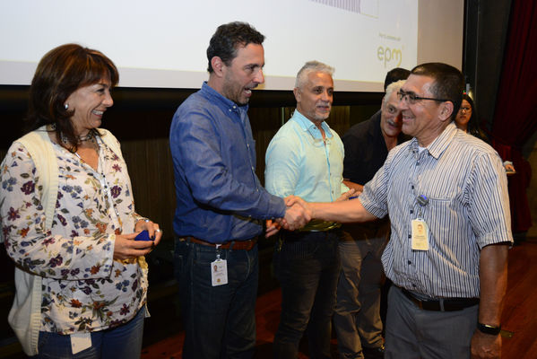 Años de Servicio 2018
Años de servicio 2018
Junio 29 2018
Para descargar esta fotografía en alta resolución, haga clic sobre la imagen hasta que la misma se despliegue en la pantalla completa; luego dé clic derecho y elija la opción "guardar imagen como". 
En caso de publicación por cualquier medio, solicitamos acompañarla del crédito: "Foto EPM"
Palabras clave: Años Servicio 2018