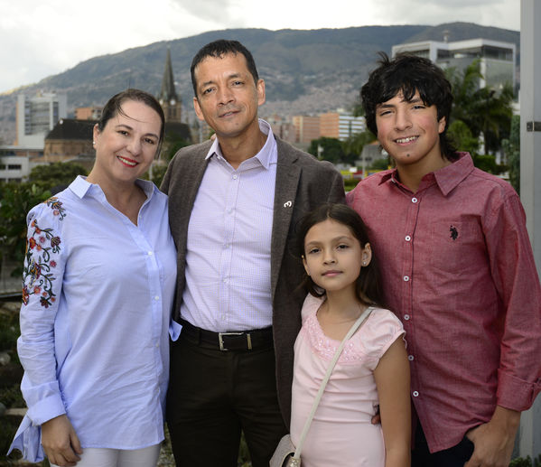 años de servicio 2018
Años de servicio 2018
Junio 29 2018
Para descargar esta fotografía en alta resolución, haga clic sobre la imagen hasta que la misma se despliegue en la pantalla completa; luego dé clic derecho y elija la opción "guardar imagen como". 
En caso de publicación por cualquier medio, solicitamos acompañarla del crédito: "Foto EPM"
Palabras clave: años de servicio 2018