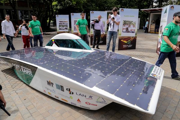 Presentación vehículo solar Primavera  
Presentación vehículo solar Primavera  
Fecha: Junio 3 de 2015. Lugar: Plazoleta del Estudiante de EAFIT
Para descargar esta fotografía en alta resolución, haga clic sobre la imagen hasta que la misma se despliegue en la pantalla completa; luego dé clic derecho y elija la opción "guardar imagen como". 
En caso de publicación por cualquier medio, solicitamos acompañarla del crédito: "Foto EPM"
Palabras clave: Presentación vehículo solar Primavera