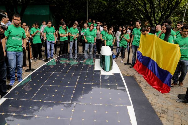 Presentación vehículo solar Primavera  
Presentación vehículo solar Primavera  
Fecha: Junio 3 de 2015. Lugar: Plazoleta del Estudiante de EAFIT
Para descargar esta fotografía en alta resolución, haga clic sobre la imagen hasta que la misma se despliegue en la pantalla completa; luego dé clic derecho y elija la opción "guardar imagen como". 
En caso de publicación por cualquier medio, solicitamos acompañarla del crédito: "Foto EPM"
Palabras clave: Presentación vehículo solar Primavera