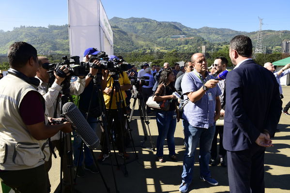 Inauguración Aguas Claras EPM
Inauguración Aguas Claras EPM
Fecha: Junio 4 2019.
Para descargar esta fotografía en alta resolución, haga clic sobre la imagen hasta que la misma se despliegue en la pantalla completa; luego dé clic derecho y elija la opción "guardar imagen como". 
En caso de publicación por cualquier medio, solicitamos acompañarla del crédito: "Foto EPM"
Palabras clave: Inauguración Aguas Claras EPM