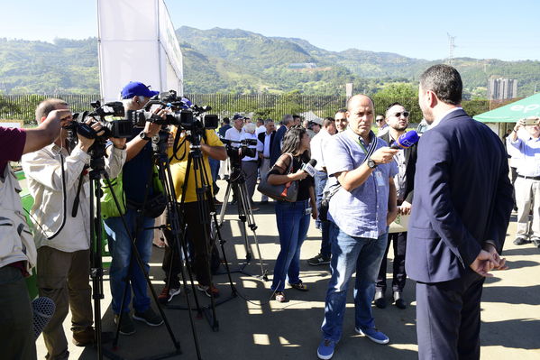 Inauguración Aguas Claras EPM
Inauguración Aguas Claras EPM
Fecha: Junio 4 2019.
Para descargar esta fotografía en alta resolución, haga clic sobre la imagen hasta que la misma se despliegue en la pantalla completa; luego dé clic derecho y elija la opción "guardar imagen como". 
En caso de publicación por cualquier medio, solicitamos acompañarla del crédito: "Foto EPM"
Palabras clave: Inauguración Aguas Claras EPM