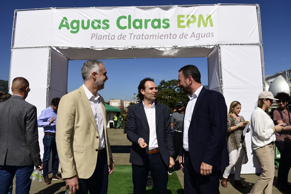 Inauguración Aguas Claras EPM
Inauguración Aguas Claras EPM
Fecha: Junio 4 2019.
Para descargar esta fotografía en alta resolución, haga clic sobre la imagen hasta que la misma se despliegue en la pantalla completa; luego dé clic derecho y elija la opción "guardar imagen como". 
En caso de publicación por cualquier medio, solicitamos acompañarla del crédito: "Foto EPM"
Palabras clave: Inauguración Aguas Claras EPM