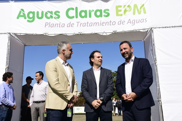 Inauguración Aguas Claras EPM
Inauguración Aguas Claras EPM
Fecha: Junio 4 2019.
Para descargar esta fotografía en alta resolución, haga clic sobre la imagen hasta que la misma se despliegue en la pantalla completa; luego dé clic derecho y elija la opción "guardar imagen como". 
En caso de publicación por cualquier medio, solicitamos acompañarla del crédito: "Foto EPM"
Palabras clave: Inauguración Aguas Claras EPM