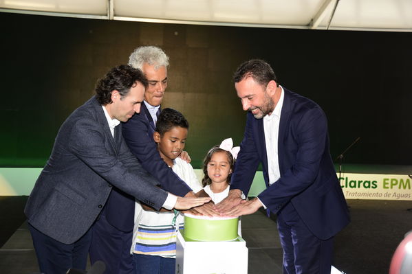 Inauguración Aguas Claras EPM
Inauguración Aguas Claras EPM
Fecha: Junio 4 2019.
Para descargar esta fotografía en alta resolución, haga clic sobre la imagen hasta que la misma se despliegue en la pantalla completa; luego dé clic derecho y elija la opción "guardar imagen como". 
En caso de publicación por cualquier medio, solicitamos acompañarla del crédito: "Foto EPM"
Palabras clave: Inauguración Aguas Claras EPM