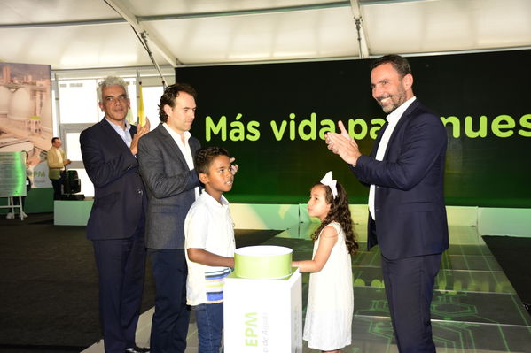 Inauguración Aguas Claras EPM
Inauguración Aguas Claras EPM
Fecha: Junio 4 2019.
Para descargar esta fotografía en alta resolución, haga clic sobre la imagen hasta que la misma se despliegue en la pantalla completa; luego dé clic derecho y elija la opción "guardar imagen como". 
En caso de publicación por cualquier medio, solicitamos acompañarla del crédito: "Foto EPM"
Palabras clave: Inauguración Aguas Claras EPM