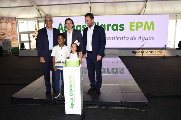 Inauguración Aguas Claras EPM
Inauguración Aguas Claras EPM
Fecha: Junio 4 2019.
Para descargar esta fotografía en alta resolución, haga clic sobre la imagen hasta que la misma se despliegue en la pantalla completa; luego dé clic derecho y elija la opción "guardar imagen como". 
En caso de publicación por cualquier medio, solicitamos acompañarla del crédito: "Foto EPM"
Palabras clave: Inauguración Aguas Claras EPM