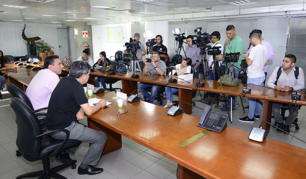 Rueda prensa contingencia Hidroituango
Rueda de prensa contingencia Hidroituango.  
Fecha: 4 Junio 2018.
Para descargar esta fotografía en alta resolución, haga clic sobre la imagen hasta que la misma se despliegue en la pantalla completa; luego dé clic derecho y elija la opción "guardar imagen como". 
En caso de publicación por cualquier medio, solicitamos acompañarla del crédito: "Foto EPM"
Palabras clave: Rueda prensa contingencia Hidroituango