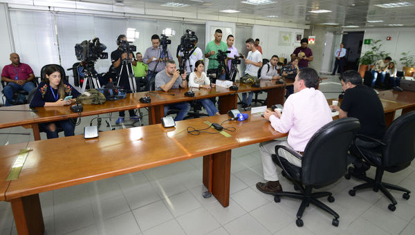 Rueda prensa contingencia Hidroituango
Rueda de prensa contingencia Hidroituango.  
Fecha: 4 Junio 2018.
Para descargar esta fotografía en alta resolución, haga clic sobre la imagen hasta que la misma se despliegue en la pantalla completa; luego dé clic derecho y elija la opción "guardar imagen como". 
En caso de publicación por cualquier medio, solicitamos acompañarla del crédito: "Foto EPM"
Palabras clave: Rueda prensa contingencia Hidroituango