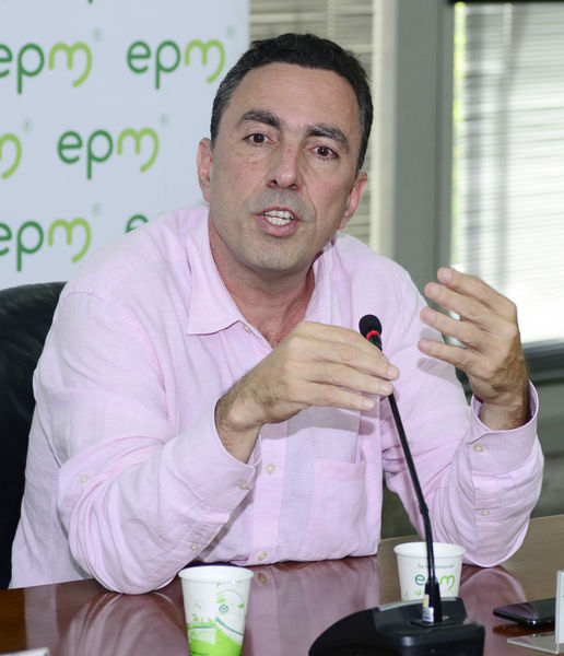 Rueda prensa contingencia Hidroituango
Rueda de prensa contingencia Hidroituango.  
Fecha: 4 Junio 2018.
Para descargar esta fotografía en alta resolución, haga clic sobre la imagen hasta que la misma se despliegue en la pantalla completa; luego dé clic derecho y elija la opción "guardar imagen como". 
En caso de publicación por cualquier medio, solicitamos acompañarla del crédito: "Foto EPM"
Palabras clave: Rueda prensa contingencia Hidroituango