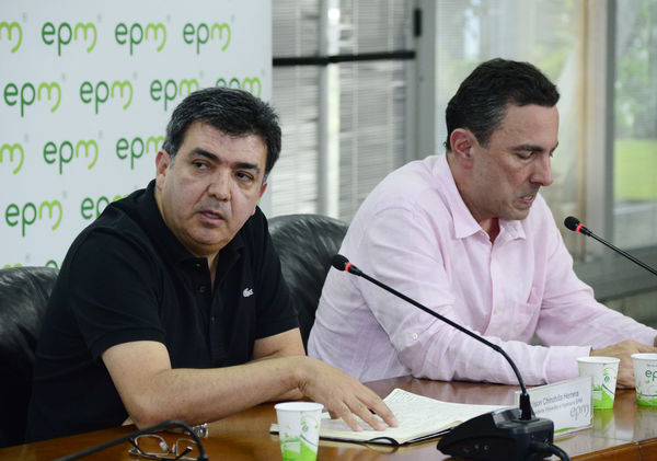 Rueda prensa contingencia Hidroituango
Rueda de prensa contingencia Hidroituango.  
Fecha: 4 Junio 2018.
Para descargar esta fotografía en alta resolución, haga clic sobre la imagen hasta que la misma se despliegue en la pantalla completa; luego dé clic derecho y elija la opción "guardar imagen como". 
En caso de publicación por cualquier medio, solicitamos acompañarla del crédito: "Foto EPM"
Palabras clave: Rueda prensa contingencia Hidroituango