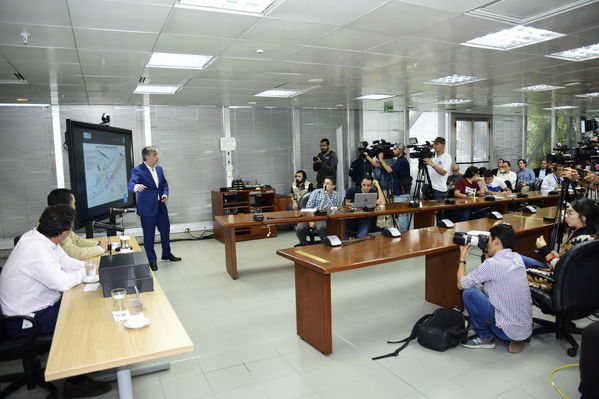 Rueda de prensa: Resultados estudio causa-raíz proyecto Ituango
Rueda de prensa: Resultados estudio causa-raíz proyecto Ituango
Marzo 1 2019
Para descargar esta fotografía en alta resolución, haga clic sobre la imagen hasta que la misma se despliegue en la pantalla completa; luego dé clic derecho y elija la opción "guardar imagen como". 
En caso de publicación por cualquier medio, solicitamos acompañarla del crédito: "Foto EPM"
Palabras clave: Rueda de prensa: Resultados estudio causa-raíz proyecto Ituango