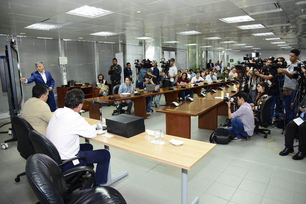 Rueda de prensa: Resultados estudio causa-raíz proyecto Ituango
Rueda de prensa: Resultados estudio causa-raíz proyecto Ituango
Marzo 1 2019
Para descargar esta fotografía en alta resolución, haga clic sobre la imagen hasta que la misma se despliegue en la pantalla completa; luego dé clic derecho y elija la opción "guardar imagen como". 
En caso de publicación por cualquier medio, solicitamos acompañarla del crédito: "Foto EPM"
Palabras clave: Rueda de prensa: Resultados estudio causa-raíz proyecto Ituango