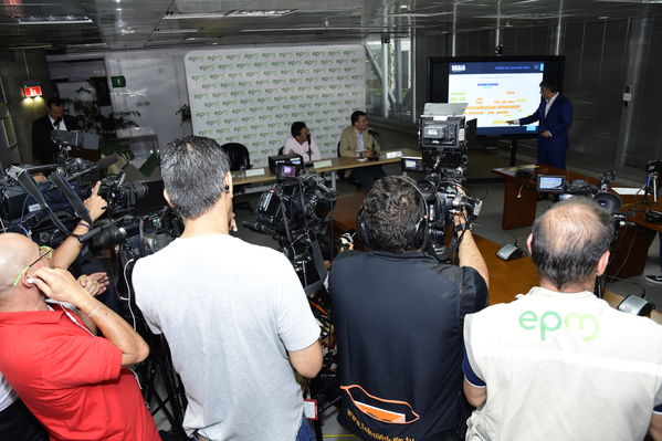 Rueda de prensa: Resultados estudio causa-raíz proyecto Ituango
Rueda de prensa: Resultados estudio causa-raíz proyecto Ituango
Marzo 1 2019
Para descargar esta fotografía en alta resolución, haga clic sobre la imagen hasta que la misma se despliegue en la pantalla completa; luego dé clic derecho y elija la opción "guardar imagen como". 
En caso de publicación por cualquier medio, solicitamos acompañarla del crédito: "Foto EPM"
Palabras clave: Rueda de prensa: Resultados estudio causa-raíz proyecto Ituango