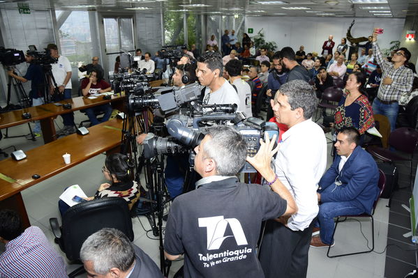 Rueda de prensa: Resultados estudio causa-raíz proyecto Ituango
Rueda de prensa: Resultados estudio causa-raíz proyecto Ituango
Marzo 1 2019
Para descargar esta fotografía en alta resolución, haga clic sobre la imagen hasta que la misma se despliegue en la pantalla completa; luego dé clic derecho y elija la opción "guardar imagen como". 
En caso de publicación por cualquier medio, solicitamos acompañarla del crédito: "Foto EPM"
Palabras clave: Rueda de prensa: Resultados estudio causa-raíz proyecto Ituango