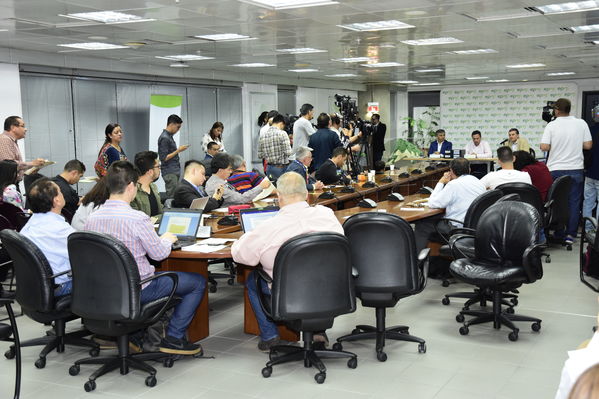 Rueda de prensa: Resultados estudio causa-raíz proyecto Ituango
Rueda de prensa: Resultados estudio causa-raíz proyecto Ituango
Marzo 1 2019
Para descargar esta fotografía en alta resolución, haga clic sobre la imagen hasta que la misma se despliegue en la pantalla completa; luego dé clic derecho y elija la opción "guardar imagen como". 
En caso de publicación por cualquier medio, solicitamos acompañarla del crédito: "Foto EPM"
Palabras clave: Rueda de prensa: Resultados estudio causa-raíz proyecto Ituango