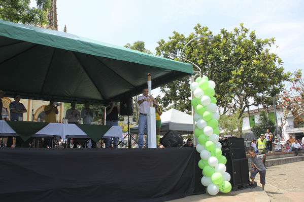 Inauguración del gas natural en Frontino
Inauguración del gas natural en Frontino
Fecha: Marzo 14 de 2014
Para descargar esta fotografía en alta resolución, haga clic sobre la imagen hasta que la misma se despliegue en la pantalla completa; luego dé clic derecho y elija la opción "guardar imagen como". 
En caso de publicación por cualquier medio, solicitamos acompañarla del crédito: "Foto EPM"
Palabras clave: Inauguración gas natural Frontino