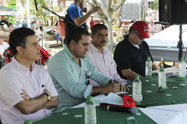 Inauguración del gas natural en Frontino
Inauguración del gas natural en Frontino
Fecha: Marzo 14 de 2014
Para descargar esta fotografía en alta resolución, haga clic sobre la imagen hasta que la misma se despliegue en la pantalla completa; luego dé clic derecho y elija la opción "guardar imagen como". 
En caso de publicación por cualquier medio, solicitamos acompañarla del crédito: "Foto EPM"
Palabras clave: Inauguración gas natural Frontino