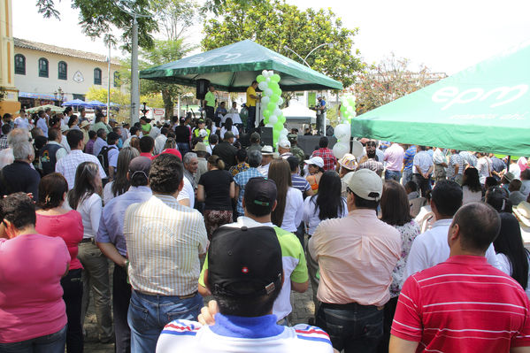 Inauguración del gas natural en Frontino
Inauguración del gas natural en Frontino
Fecha: Marzo 14 de 2014
Para descargar esta fotografía en alta resolución, haga clic sobre la imagen hasta que la misma se despliegue en la pantalla completa; luego dé clic derecho y elija la opción "guardar imagen como". 
En caso de publicación por cualquier medio, solicitamos acompañarla del crédito: "Foto EPM"
Palabras clave: Inauguración gas natural Frontino