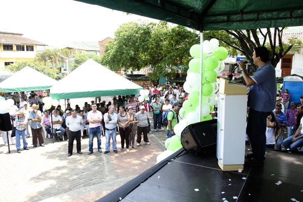 Inauguración del gas natural en Frontino
Inauguración del gas natural en Frontino
Fecha: Marzo 14 de 2014
Para descargar esta fotografía en alta resolución, haga clic sobre la imagen hasta que la misma se despliegue en la pantalla completa; luego dé clic derecho y elija la opción "guardar imagen como". 
En caso de publicación por cualquier medio, solicitamos acompañarla del crédito: "Foto EPM"
Palabras clave: Inauguración gas natural Frontino