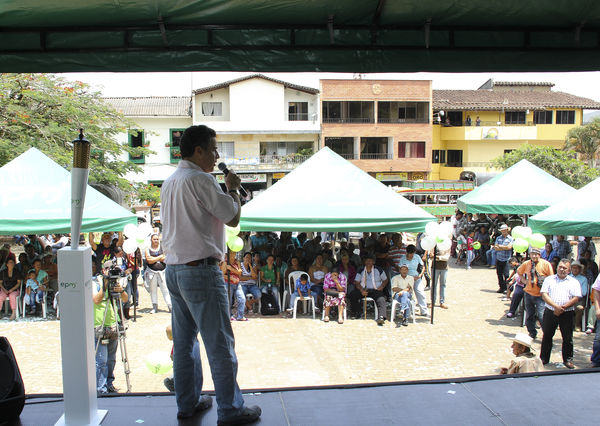 Inauguración del gas natural en Frontino
Inauguración del gas natural en Frontino
Fecha: Marzo 14 de 2014
Para descargar esta fotografía en alta resolución, haga clic sobre la imagen hasta que la misma se despliegue en la pantalla completa; luego dé clic derecho y elija la opción "guardar imagen como". 
En caso de publicación por cualquier medio, solicitamos acompañarla del crédito: "Foto EPM"
Palabras clave: Inauguración gas natural Frontino