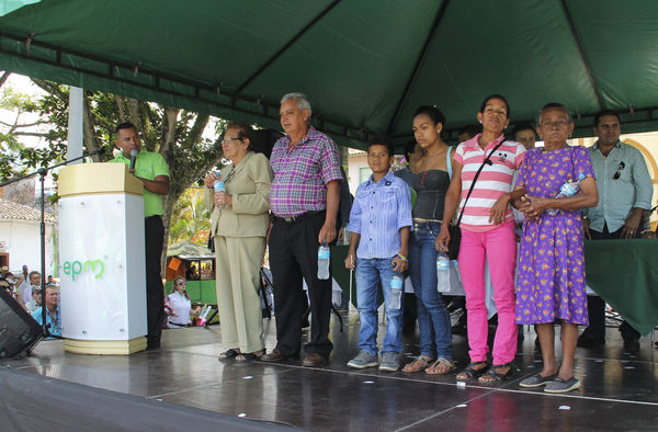 Inauguración del gas natural en Frontino
Inauguración del gas natural en Frontino
Fecha: Marzo 14 de 2014
Para descargar esta fotografía en alta resolución, haga clic sobre la imagen hasta que la misma se despliegue en la pantalla completa; luego dé clic derecho y elija la opción "guardar imagen como". 
En caso de publicación por cualquier medio, solicitamos acompañarla del crédito: "Foto EPM"
Palabras clave: Inauguración gas natural Frontino