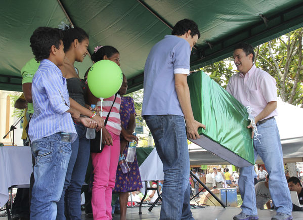 Inauguración del gas natural en Frontino
Inauguración del gas natural en Frontino
Fecha: Marzo 14 de 2014
Para descargar esta fotografía en alta resolución, haga clic sobre la imagen hasta que la misma se despliegue en la pantalla completa; luego dé clic derecho y elija la opción "guardar imagen como". 
En caso de publicación por cualquier medio, solicitamos acompañarla del crédito: "Foto EPM"
Palabras clave: Inauguración gas natural Frontino