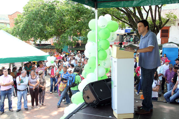 Inauguración del gas natural en Frontino
Inauguración del gas natural en Frontino
Fecha: Marzo 14 de 2014
Para descargar esta fotografía en alta resolución, haga clic sobre la imagen hasta que la misma se despliegue en la pantalla completa; luego dé clic derecho y elija la opción "guardar imagen como". 
En caso de publicación por cualquier medio, solicitamos acompañarla del crédito: "Foto EPM"
Palabras clave: Inauguración gas natural Frontino