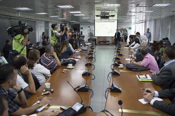 Rueda de Prensa sobre trabajos en la Central Guatapé  
Rueda de Prensa sobre trabajos en la Central Guatapé    
Fecha: Marzo 14 de 2016
Para descargar esta fotografía en alta resolución, haga clic sobre la imagen hasta que la misma se despliegue en la pantalla completa; luego dé clic derecho y elija la opción "guardar imagen como". 
En caso de publicación por cualquier medio, solicitamos acompañarla del crédito: "Foto EPM"
Palabras clave: Rueda Prensa trabajos Central Guatapé