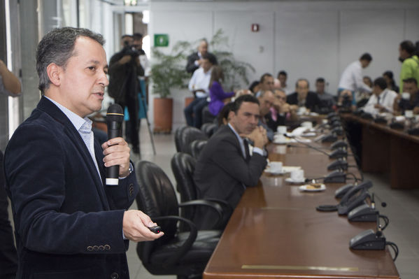 Rueda de Prensa sobre trabajos en la Central Guatapé  
Rueda de Prensa sobre trabajos en la Central Guatapé    
Fecha: Marzo 14 de 2016
Para descargar esta fotografía en alta resolución, haga clic sobre la imagen hasta que la misma se despliegue en la pantalla completa; luego dé clic derecho y elija la opción "guardar imagen como". 
En caso de publicación por cualquier medio, solicitamos acompañarla del crédito: "Foto EPM"
Palabras clave: Rueda Prensa trabajos Central Guatapé