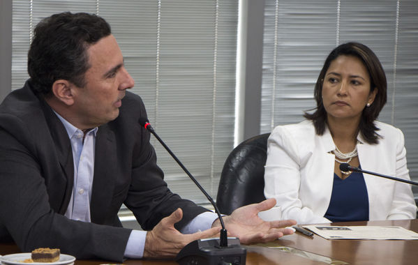 Rueda de Prensa sobre trabajos en la Central Guatapé  
Rueda de Prensa sobre trabajos en la Central Guatapé    
Fecha: Marzo 14 de 2016
Para descargar esta fotografía en alta resolución, haga clic sobre la imagen hasta que la misma se despliegue en la pantalla completa; luego dé clic derecho y elija la opción "guardar imagen como". 
En caso de publicación por cualquier medio, solicitamos acompañarla del crédito: "Foto EPM"
Palabras clave: Rueda Prensa trabajos Central Guatapé