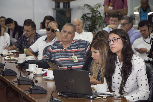 Rueda de Prensa sobre trabajos en la Central Guatapé  
Rueda de Prensa sobre trabajos en la Central Guatapé    
Fecha: Marzo 14 de 2016
Para descargar esta fotografía en alta resolución, haga clic sobre la imagen hasta que la misma se despliegue en la pantalla completa; luego dé clic derecho y elija la opción "guardar imagen como". 
En caso de publicación por cualquier medio, solicitamos acompañarla del crédito: "Foto EPM"
Palabras clave: Rueda Prensa trabajos Central Guatapé