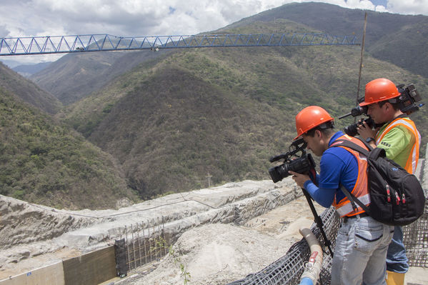 Visita Periodistas Proyecto Hidroituango
Visita de Periodistas al Proyecto de Hidroituango
Fecha: Marzo 14 de 2017
Para descargar esta fotografía en alta resolución, haga clic sobre la imagen hasta que la misma se despliegue en la pantalla completa; luego dé clic derecho y elija la opción "guardar imagen como". 
En caso de publicación por cualquier medio, solicitamos acompañarla del crédito: "Foto EPM"
Palabras clave: Visita Periodistas Proyecto Hidroituango
