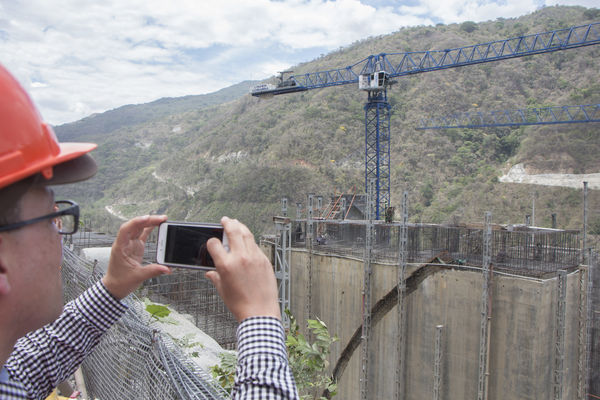 Visita Periodistas Proyecto Hidroituango
Visita de Periodistas al Proyecto de Hidroituango
Fecha: Marzo 14 de 2017
Para descargar esta fotografía en alta resolución, haga clic sobre la imagen hasta que la misma se despliegue en la pantalla completa; luego dé clic derecho y elija la opción "guardar imagen como". 
En caso de publicación por cualquier medio, solicitamos acompañarla del crédito: "Foto EPM"
Palabras clave: Visita Periodistas Proyecto Hidroituango