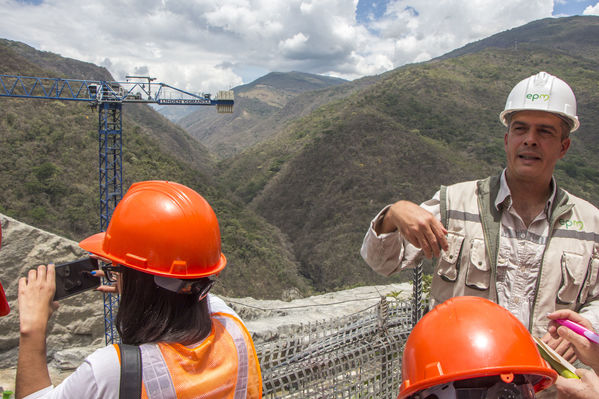 Visita Periodistas Proyecto Hidroituango
Visita de Periodistas al Proyecto de Hidroituango
Fecha: Marzo 14 de 2017
Para descargar esta fotografía en alta resolución, haga clic sobre la imagen hasta que la misma se despliegue en la pantalla completa; luego dé clic derecho y elija la opción "guardar imagen como". 
En caso de publicación por cualquier medio, solicitamos acompañarla del crédito: "Foto EPM"
Palabras clave: Visita Periodistas Proyecto Hidroituango