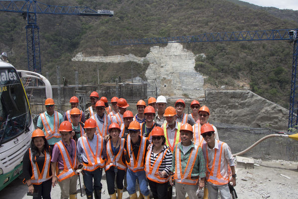 Visita Periodistas Proyecto Hidroituango
Visita de Periodistas al Proyecto de Hidroituango
Fecha: Marzo 14 de 2017
Para descargar esta fotografía en alta resolución, haga clic sobre la imagen hasta que la misma se despliegue en la pantalla completa; luego dé clic derecho y elija la opción "guardar imagen como". 
En caso de publicación por cualquier medio, solicitamos acompañarla del crédito: "Foto EPM"
Palabras clave: Visita Periodistas Proyecto Hidroituango